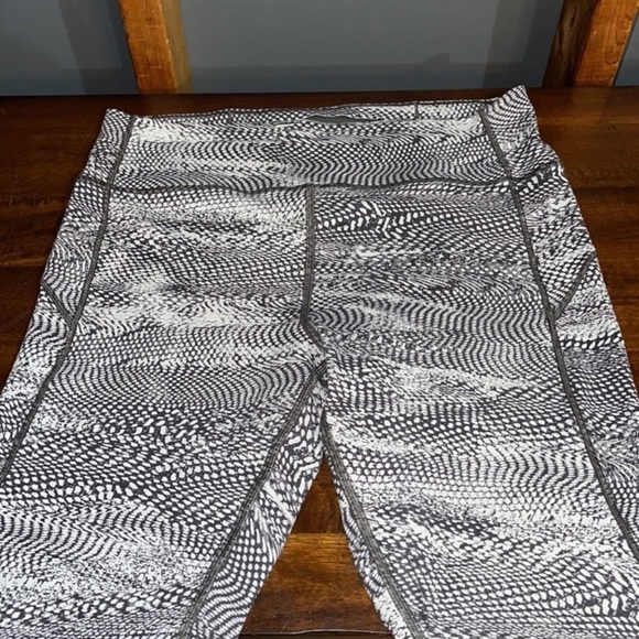 Lululemon Wonder Under Movement Crop in Swerve Vapor Metal Grey SZ 8 - Picture 10 of 10